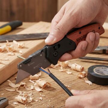 WORKPRO WP211035 Ağır Hizmet Çelik/Ahşap Gövde Katlanır Rötuş Maket Bıçağı + 11 Adet Yedek Bıçak