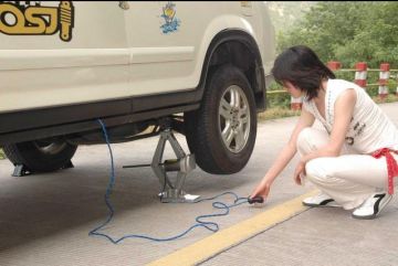 İBTAŞ 12 Volt 2 Ton Çakmak Girişli Oto Araba Araç Yük Kaldırma Krikosu (Car Electric Hydraulic Jack)